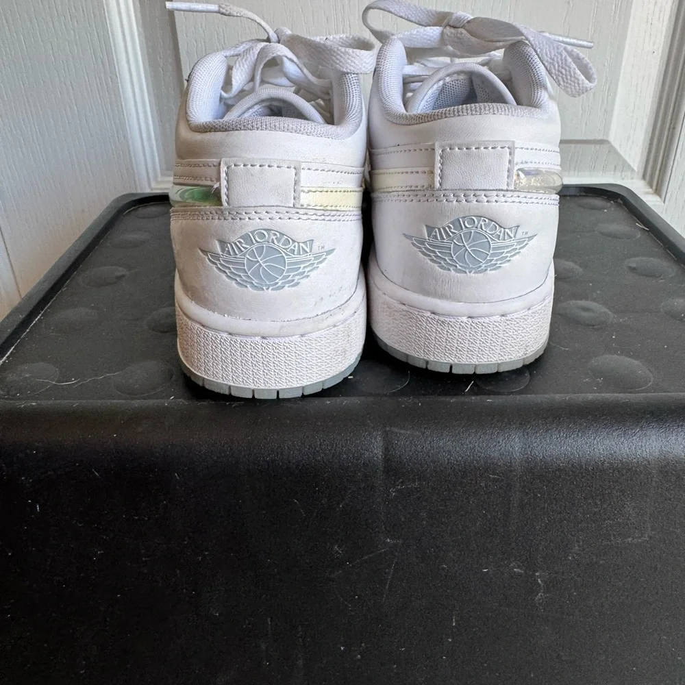Nike Air Jordan 1 Low Glitter Swoosh Shine FQ9112-100 GS‎ Size 4